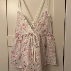 Söt topp - Jätte söt topp som är helt ny, den passade tyvärr inte mig därför jag säljer den🌸