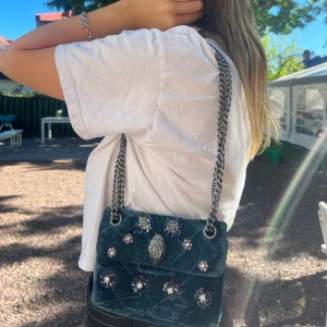 Kurt Geiger väska  - Kurt Geiger väska i jättebra skick. Köpt för några år sedan men bara använd några gånger. Är inte säker på vad modellen heter eller vad den är köpt för. 💗