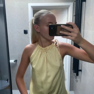 Topp  - Superfin ljusgul topp/blus från neo noir💕