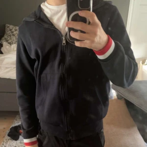 Moncler hoodie - Säljer denna sjukt snygga moncler hoodien som inte kommer till användning längre, skicket på den är 8/10 då den är använd men inget man märker  Priset är ej hugget i sten och kan gå ner i pris vid snabb affär   ÄKTA såklart  Skriv vid frågor