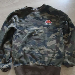 Ellesse hoodie - Jätte bra skick, storlek s, ellesse hoodie.