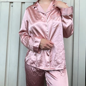 Pyamas set - Knappt använd, men behöver definitivt strykas då den legat i en låda ett tag 😅 Tyget är skönt, lite som silke men det står att det är polyester. Det står även L i byxstorlek men jag är en M.  