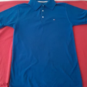 1985 collection tommy hilfiger - En tommy hilfigher lite mörk blå tröja piketröja / pris kan dusikteras vad du tycker om priset