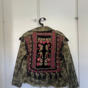 Zara jacka - Jag säljer min jätte fina zara jacka nu, då den ej kommer till användning 🤗 Inte så mycket använd och fint sick! 