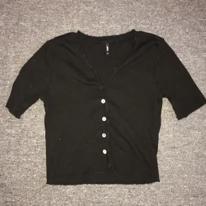 t-shirt  - tröja använd fåtal gånger 