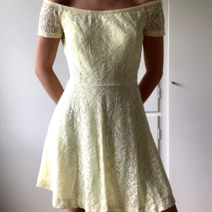 Gul broderad off-shoulder klänning - Dragkedja i ryggen.