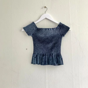 Blå off-shoulder topp - Söt topp i velvet-tyg.