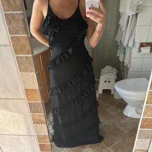 Volang maxi klänning - Sååå fin långklänning med volanger runt om, har tyvärr aldrig kommit till användning för mig då den är lite lång och lite stor för mig som är 163!