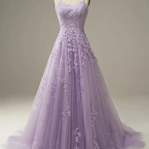 Balklänning  - Jättefint skick! Är 160, Släpet är uppsydd, men det är fortfarande ett släp som ni ser på bilderna! Det är knyte bak så passar många olika storlekar 