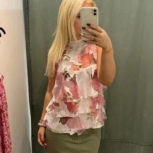 Blommig blus  - En blommig blus köpt för ett tag sen men inte blivit använd passar xs-s💓