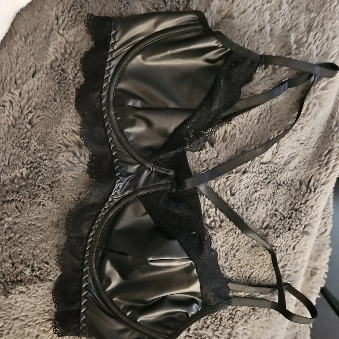 Svart bh "skinnimitation "