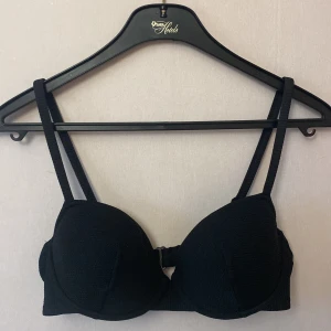 Bikini överdel  - En basic bikini bh som endast är testad pga fel storlek! nypris 179kr