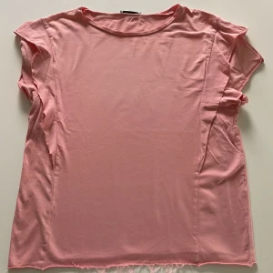 Rosa t-shirt med volang - Rosa t-shirt med volang från Zara Trafaluc. Bra skick och storlek S. 🩷💗