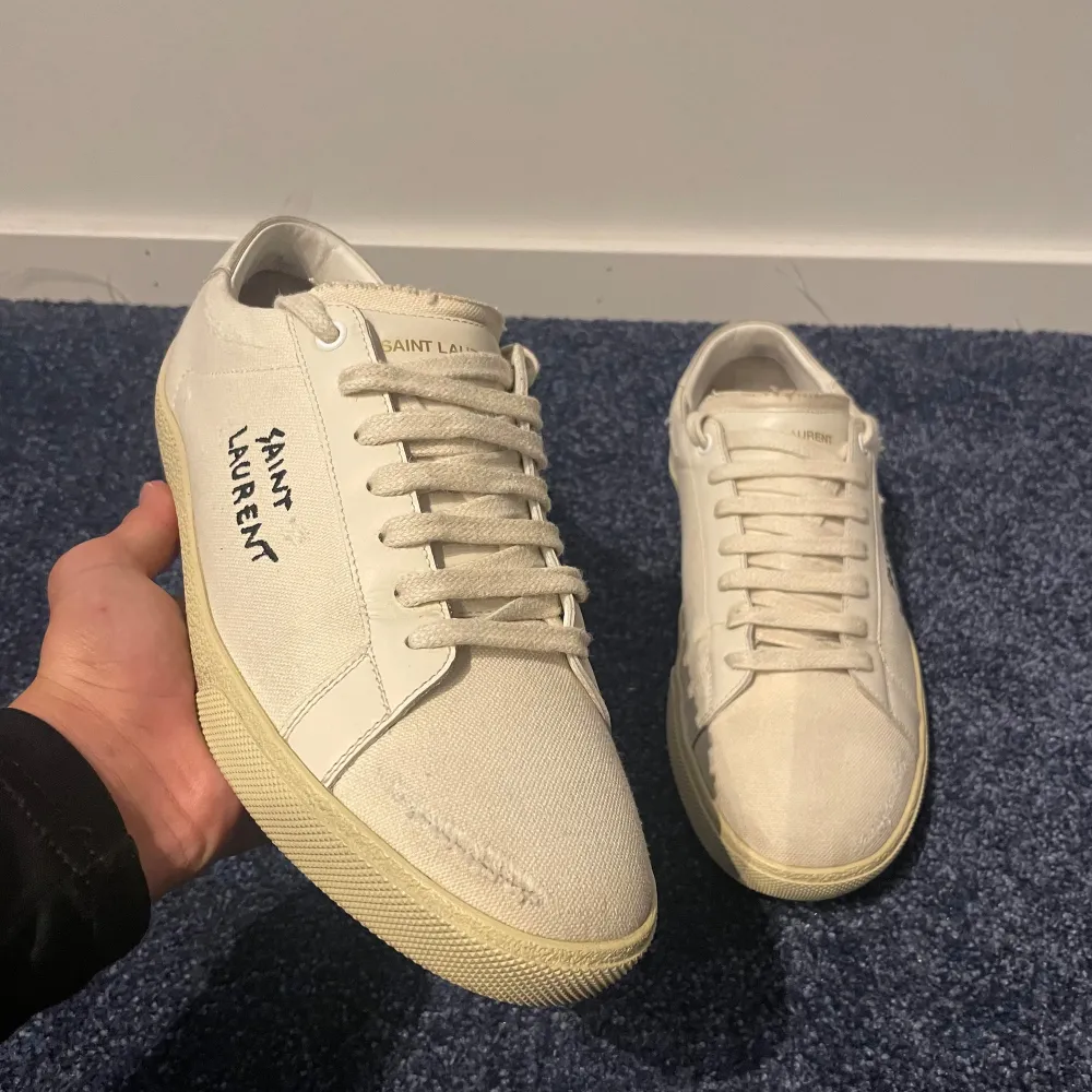 Tjena, vi säljer nu dessa sjukt populära saint Laurent sneakers med slitningar. Skick: 9/10, använda fåtal gånger. Storlek 41,5. Inget og medkommer. Hör av dig vid funderingar.. Skor.