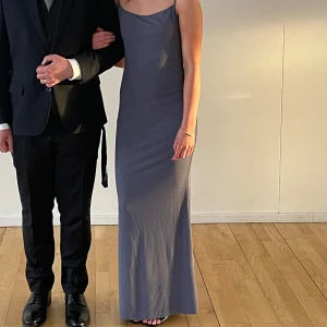 Långklänning  - Endast använd en gång då den är för stor på mig. Strl S från HM. Jag är 165cm lång. En blåaktig klänning i ribbat material 🩵🩵