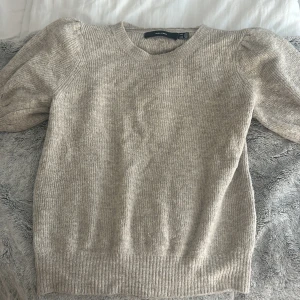 Topp vero Moda  - Jätteskön topp stickad tröja från Vero Moda Storlek M men passar mig som vanligtvis har storlek S