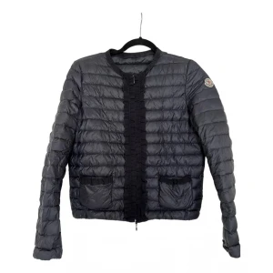 Moncler jacka - Marinblå dunjacka från moncler, köpt på Vestiaire collective förra året. Storlek 2