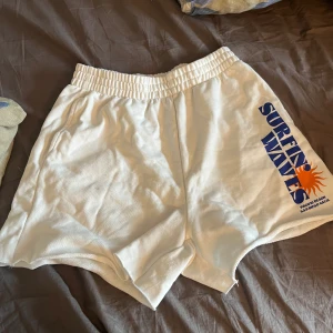 Mjukis shorts - Säljer dessa supersnygga mjukis shorts som är perfekt till sommaren. Har resor i midjan som gör att dom inte faller av och är ett super skönt material. Är strl xs men skulle nog passa s också för dom är lite baggy. Köparen står för frakten