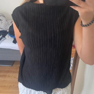 Blus - Slutsåld blus från Gina Tricot! Storlek S. (Väldigt genomskilnig men det är det som är meningen antar jag)☺️ Köpt för 300 kr. Använd 1 gång 💗