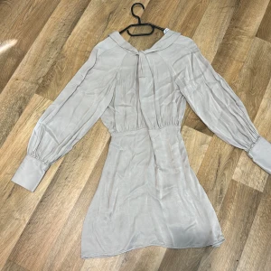 Grå klänning  - Grå klänning från zara i st xs oanvänd 