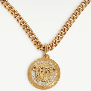 Versace Madusa smycken/ halsband - Smycket köptes för ett speciellt tillfälle 2021. Tyvärr har jag inte haft möjlighet att bära det nyligen. Den beställdes på Zalando för ett nypris på: 5 345 NOK  (Ha ett kvitto om så önskas.)  Smyckena kommer med alla originalförpackningar.