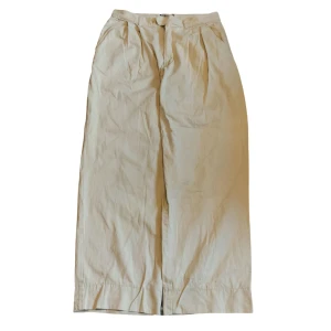 90s Baggy Pants - Nice baggy skater byxor, passar M-L men även S med bälte 🤝 Perfekt skick förutom att de saknar en knapp, men de går att ha på sig ändå. DMa gärna frågor, och skicka offers‼️