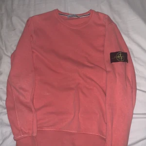 Stone Island Tröja  - Storlek S, mycket bra skick då jag ej har andvänt den mycket, vid snabbt köp så kan jag gå ner i pris