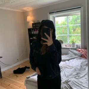 Nike Tech hoodie - Nike tech tröja i tjejmodell🩷den är använd en del men mycket fint skick🩷inte blekt eller gått sönder någonstans🩷säljer nu för att den inte kommer till användning och inte riktigt min stil längre 