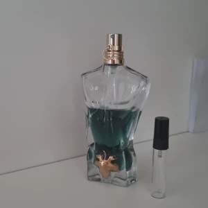 Le Beau EDT sample - Föreställ dig den förtrollande doften av bergamott som dansar med den fräscha elegansen av kokosträ. Jag säljer i 2, 3 och 5ml. Priserna är 40/50/70kr. Köp görs i meddelanden!