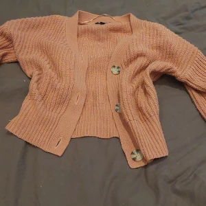 Rosa kofta - I bra skick vill gärna veta om du köper BUDA VILL BLI AV