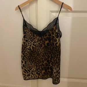 Leopard linne - Ett jätte gullig leopard linne med spets, storlek S 