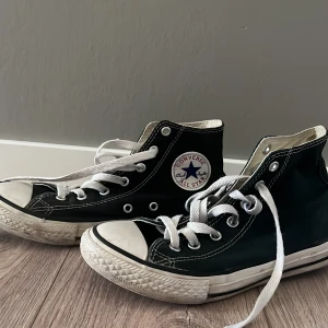 Converse Svarta🖤 - Ett par svarta Converse, säljer då de är för små☺️ Lite slitna som det syns på bilderna, men fortfarande hela! Den vänstra tror jag blivit missfärgad & ser därför grönare ut💖Size 2½ (Storlek 35 eu)