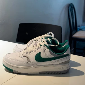 Nike skor - Skorna är lite stora i storleken tycker dem är mer 37 än 36,5. Endast använda 2 gånger.