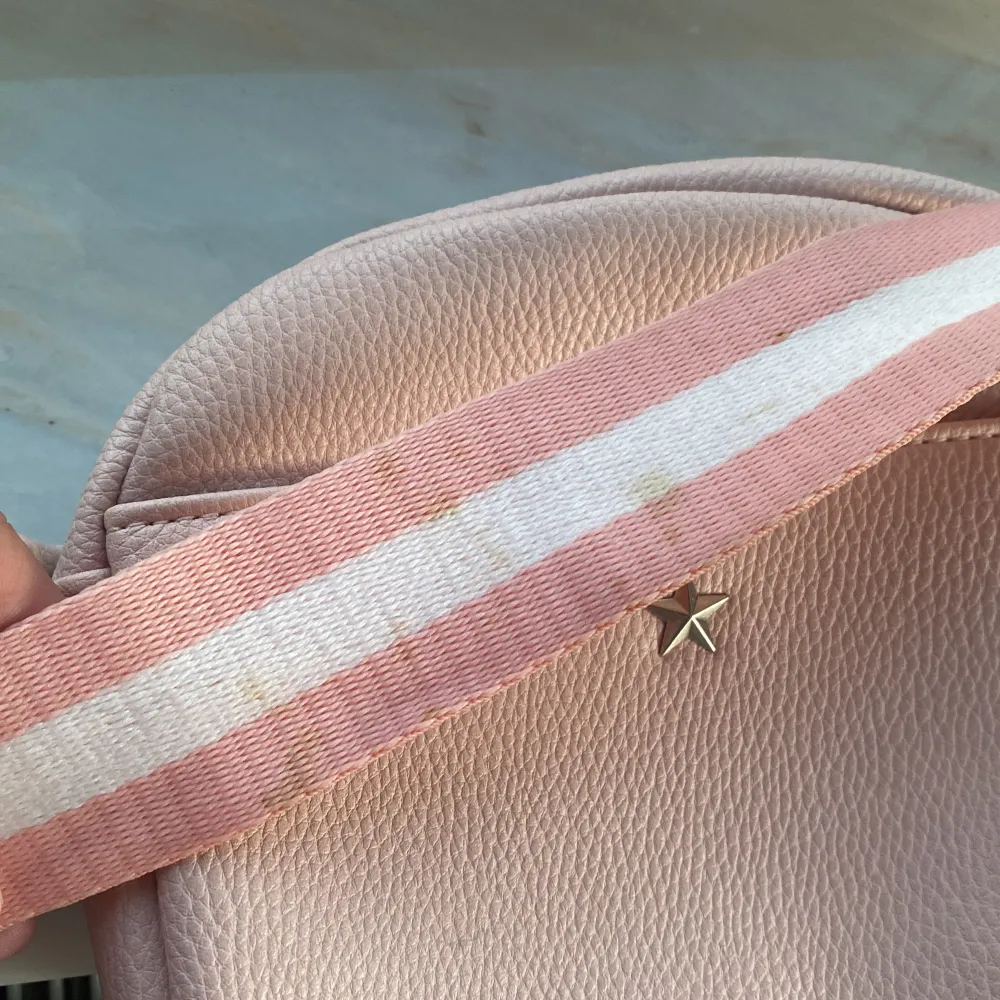 Super gullig rosa väska! Använd fåtal gånger, små fläckar på insidan av bandet som inte syns annars!💞. Väskor.