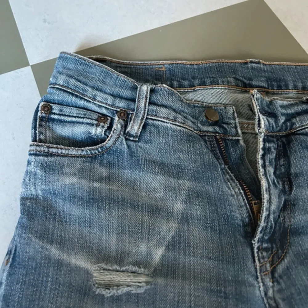 Lågmidjade raka/bootcut jeans, märkta som stl 31 men skulle säga att de är xs/s 🤍 midjemått: 36 rakt över, innerbenslängden: 80 cm. Jeans & Byxor.