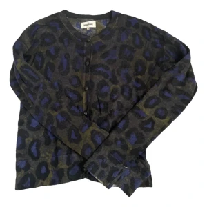 Kofta - Säljer den här så fina kofta från Zadig!! Köpt 2020, nypris 2400kr!! Den är i storlek 16 som motsvarar XS/S!! Mycket fint skick🩷