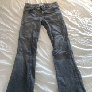 Lowwaist jeans (bootcat - De är i bra skick. Inga tydliga tecken på användning. De ser ut som de blivit väldigt bleka men de ska se ut så.  Kontakta mig om ni är intresserade. (Kontakta via Plick) 