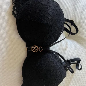 Super push Up bh - Jätte fin bh men extra push, sitter fint men har själv inte kunnat använda den då den är för liten. Aldrig använd men lappen borta då den saknas i butik.💕den har band som går runt bysten!