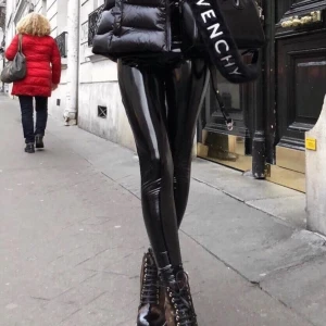 Lackbyxor nyskick XS/S - Oanvända lackbyxor storlek S men passar XS. Superfint skick, från pull&bear, bilderna är som de sitter på ungefär o är lånade. Använd gärna bundle på min sida & få med extra saker!🌸😍🥰