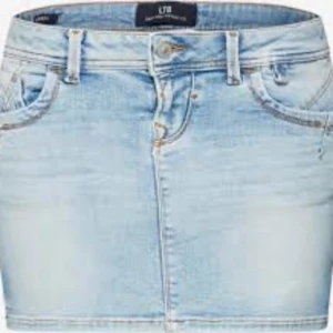 Jeanskjol  - Jätte fin lågmidjad jeanskjol från ltb. Använd ca 5 gånger💓 Säljer då jag ej kan lämna tillbaka o vill köpa en i en mindre storlek💓 Passar den som är runt 165-170 cm💓