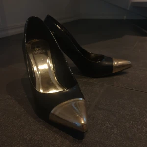 Svart guld klackskor  - Skriv gärna privat vid några frågor 