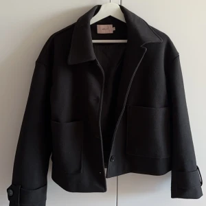 Kappa  - Svart kort kappa ifrån Nelly.com, storlek xs, använd en gång då jag tyvärr kände att den inte ”passade” mig🌸