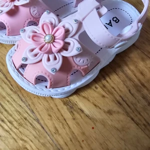 sandaler i storlek 23 - Aldrig använda. 