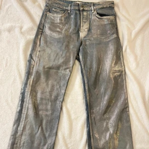 Silver jeans - Silvriga jeans från zara som är lite avklippta nertill! 