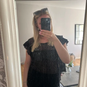 Snygg fest blus  - Snygg och gullig fest blus ifrån nelly! Aldrig använd! 