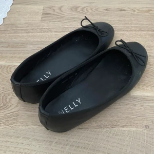 Ballerinaskor - Svart och stilrent, men gulligt med rosetten. Ballerinaskor av läderimitation i storlek 38. Använda en gång, men olyckligtvis för små.