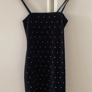 Klänning  - En glittrig klänning säljer jag nu för att den aldrig kommer till användning. Sitter tajt på än och får fram kurvorna på kroppen:) mer info kontakta mig:) 