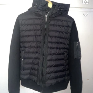 Jacka - Hej säljer min moncler cardigan st Xxl men passar liten i st så passar L-M hör av er om frågor eller funderingar 