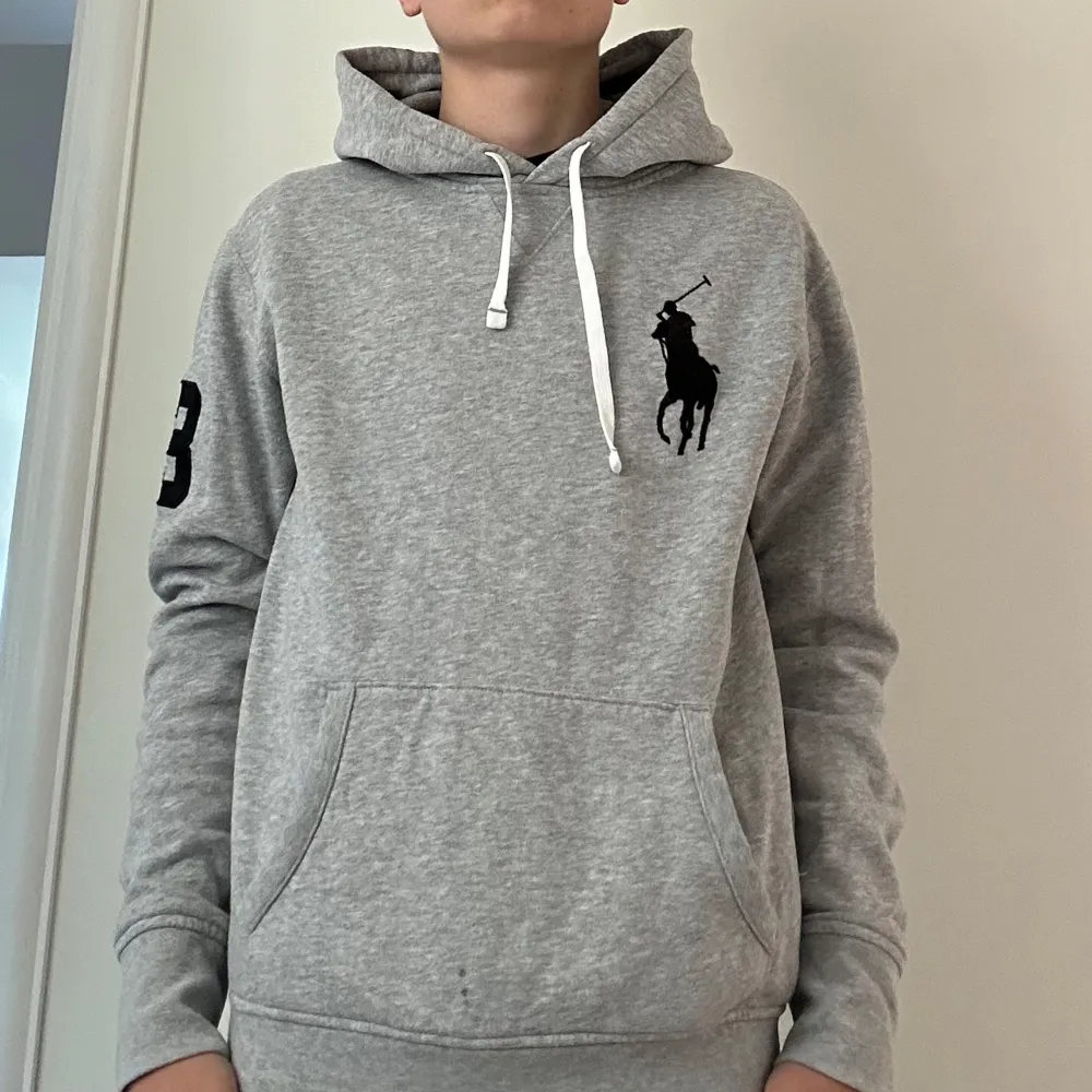 Säljer denna sjukt schyssta hoddie. Storlek S. Är i väldigt bra skick. Hoodies.