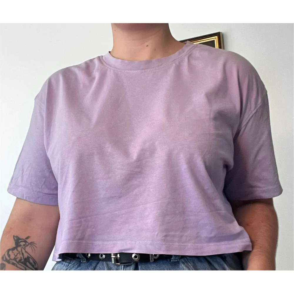 Lila oversized st XL croptop från New Yorkers  Skick: använd men helt ok. T-shirts.